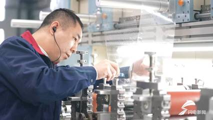 獨步全球的“一刀切” 中國專精特新企業如何“切”出手機鏡頭貼膜新天地
